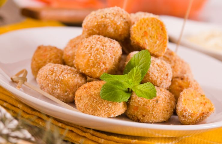 Polpette di zucca e ricotta al forno in un piatto
