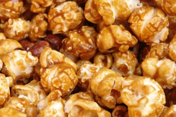 popcorn caramellati sparsi