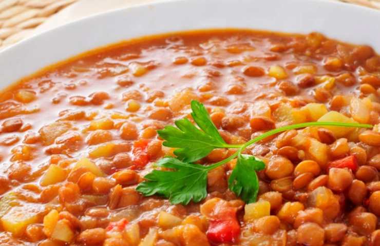 piatto con ragù di lenticchie cremoso