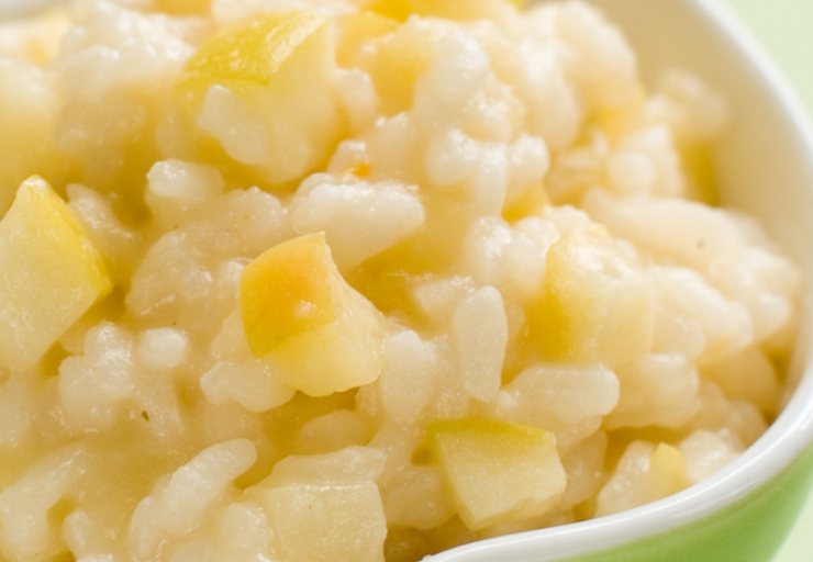 risotto al gusto di mele in primo piano