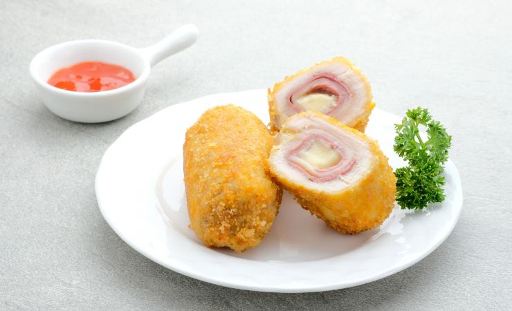 rollè di pollo ripieni e fritti con salsa
