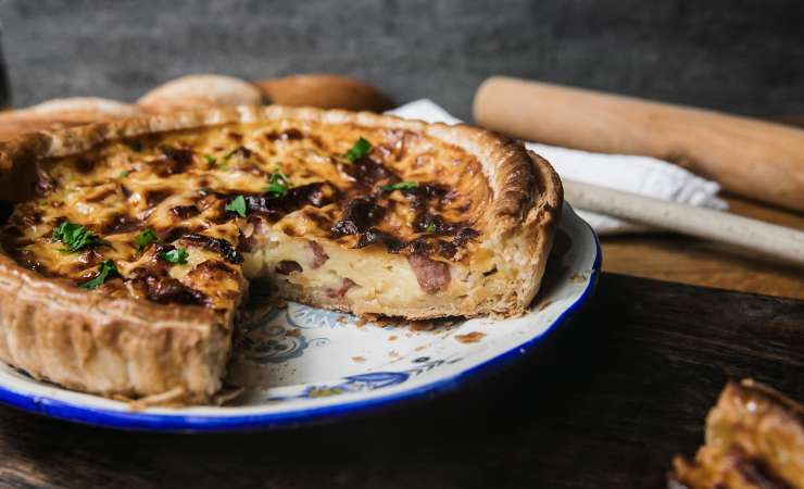 piatto con torta salata con formaggio pancetta e radicchio