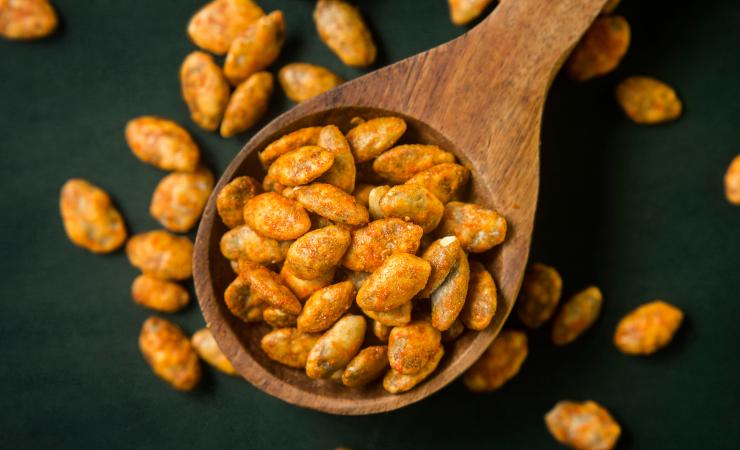 cucchiaio con semi di zucca alla paprika 