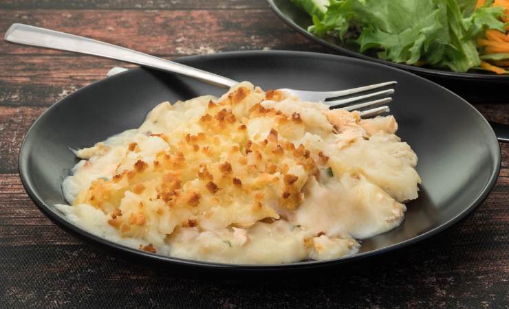 fetta di sformato di patate e salmone nel piatto