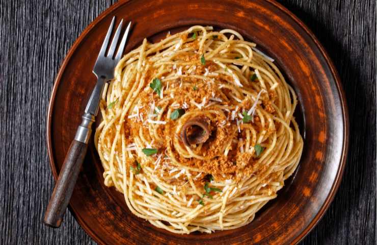 La ricetta degli Spaghetti aglio, olio, alici e pangrattato croccante