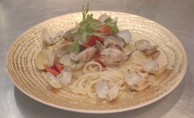 piatto di spaghetti con vongole e pomodorini