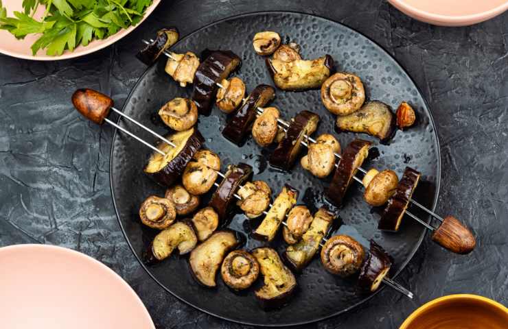Gli spiedini di patate e funghi