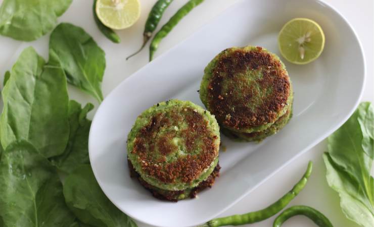 piatto con hamburger di spinaci e ceci