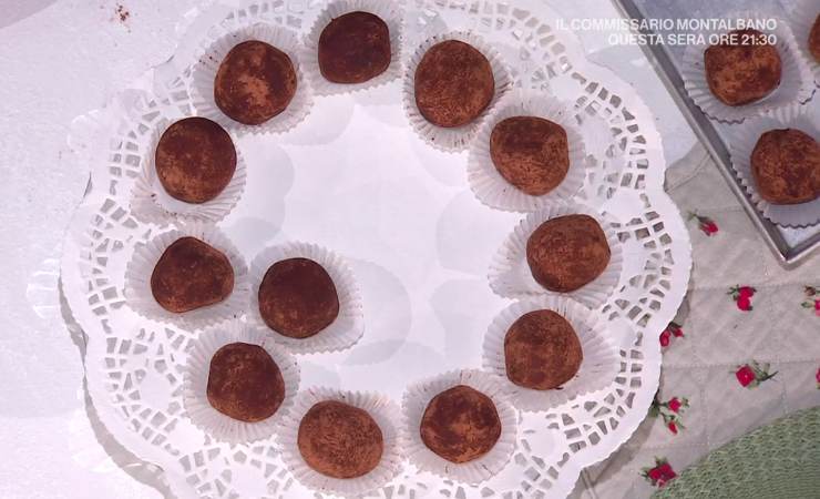 tartufini di castagne e cacao su vassoio