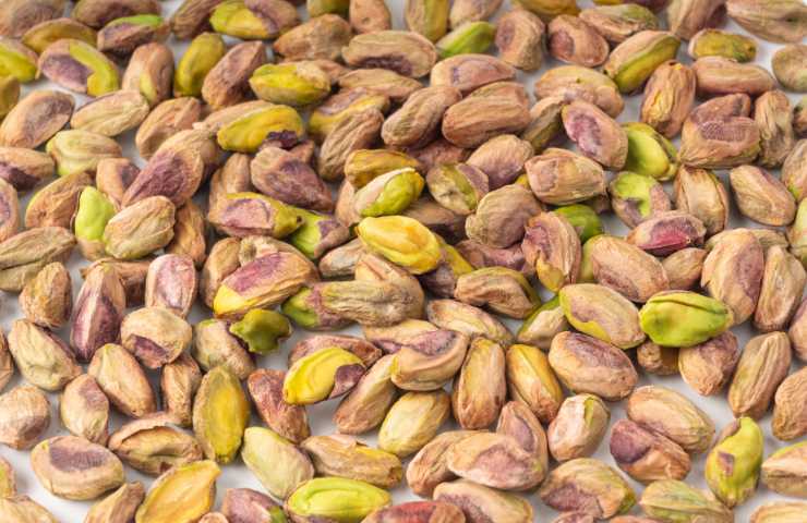 Numerosi pistacchi sgusciati