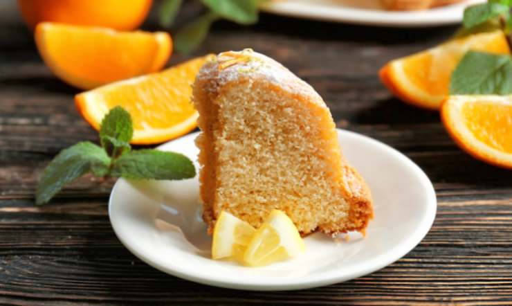 fetta di torta soffice agli agrumi