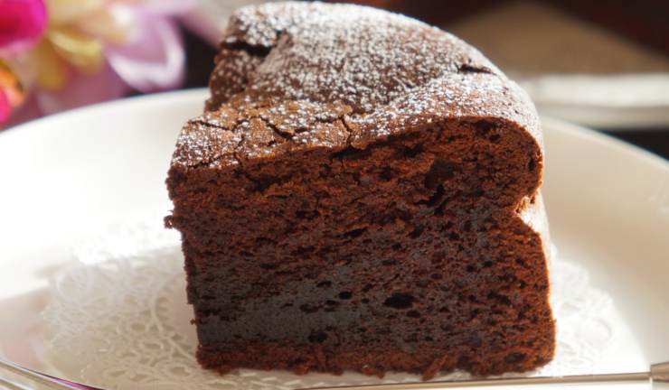 fetta di torta al cacao alta e soffice