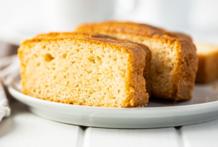 fette di pan di spagna soffici