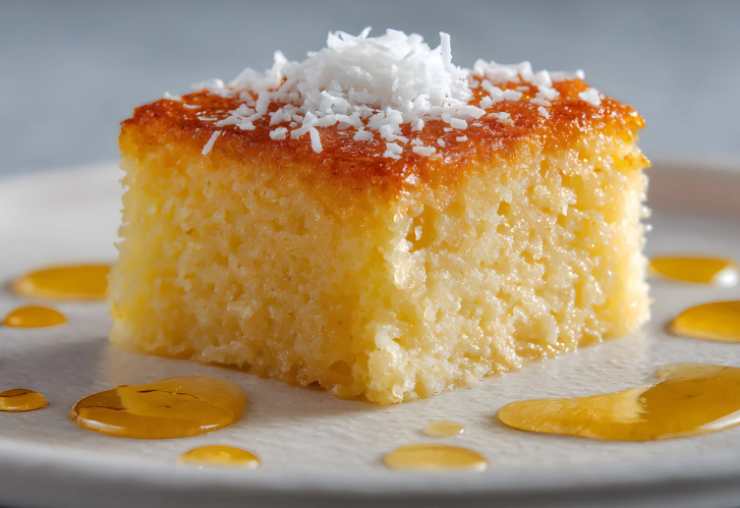 pezzo di torta alto e soffice con cocco spolverato