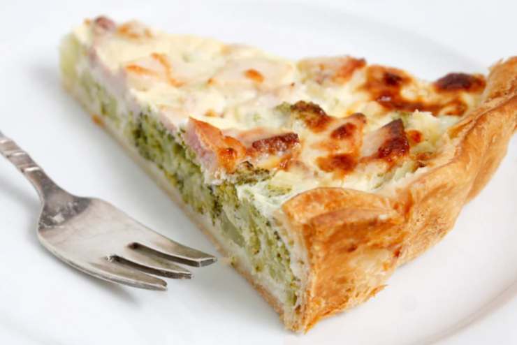 fetta di torta salata con carciofi e pancetta