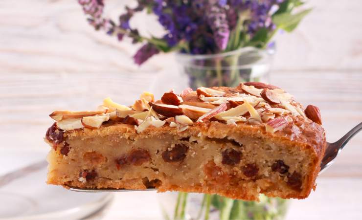fetta i torta di mele con uvetta e mandorle