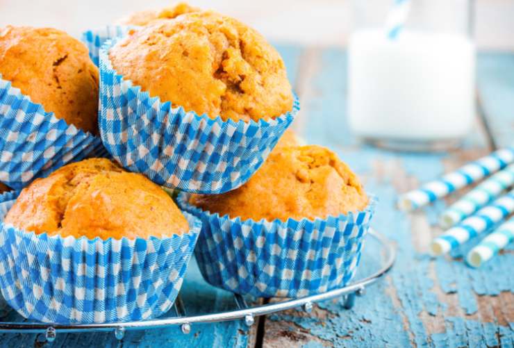 tortini dolci con carote e mandorle su griglia di ferro