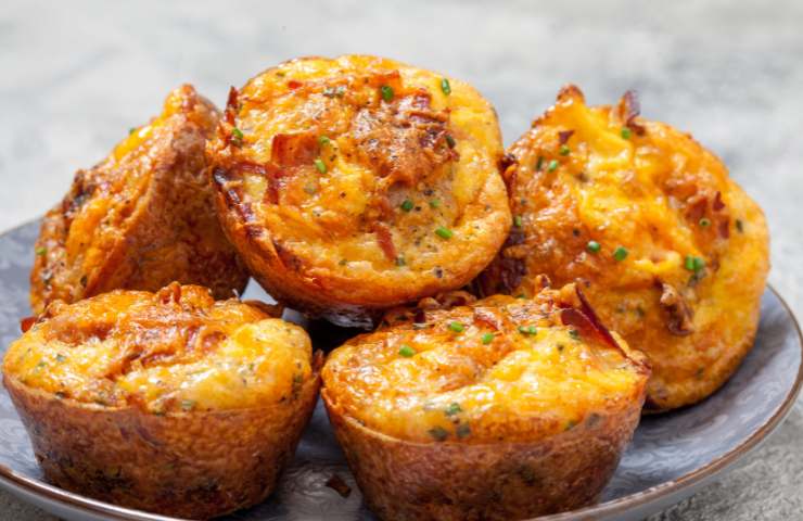 Tortini di patate, zucchine e provole al forno appena sfornati