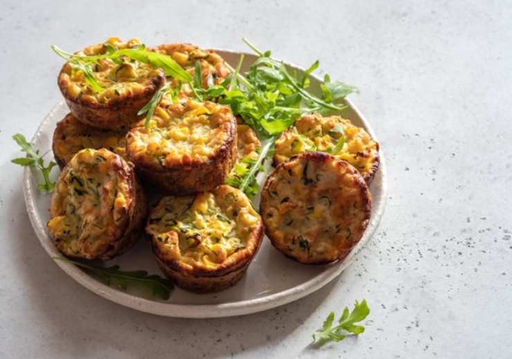 tortini di zucchine dorati in un piatto