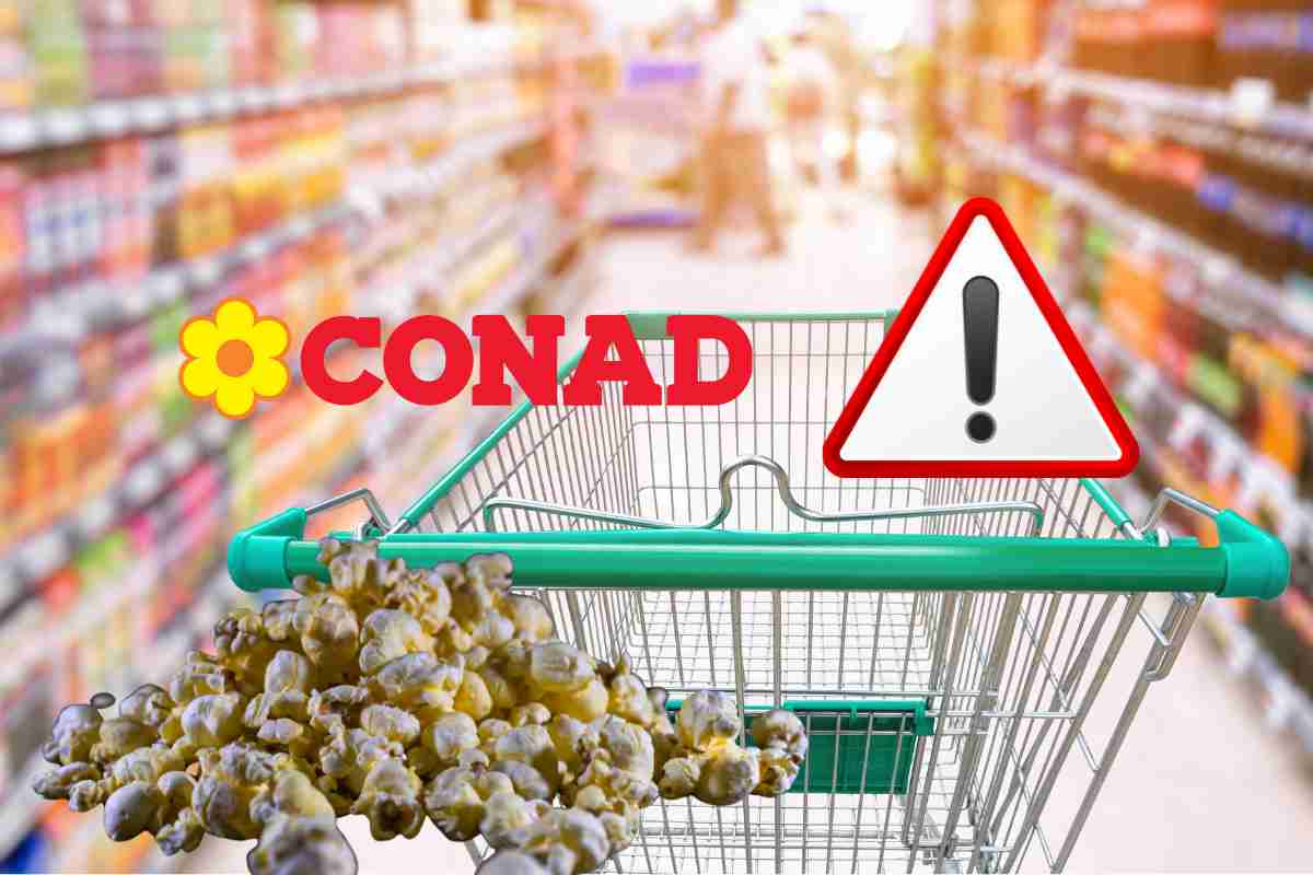 Un carrello con popcorn e logo Conad
