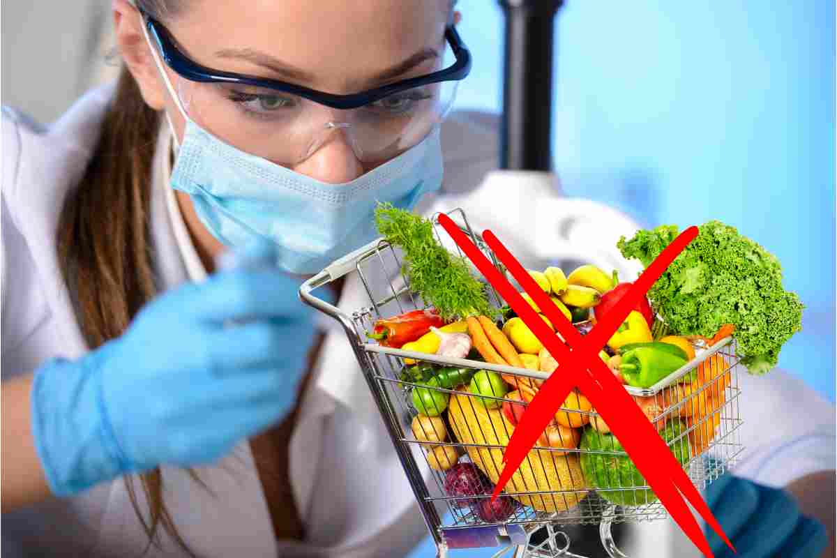 Una donna al microscopio ed un carrello della spesa