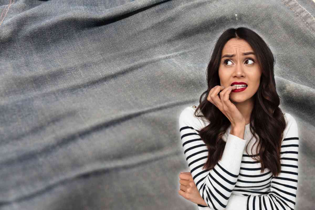 tessuto scuro scolorito e donna preoccupata