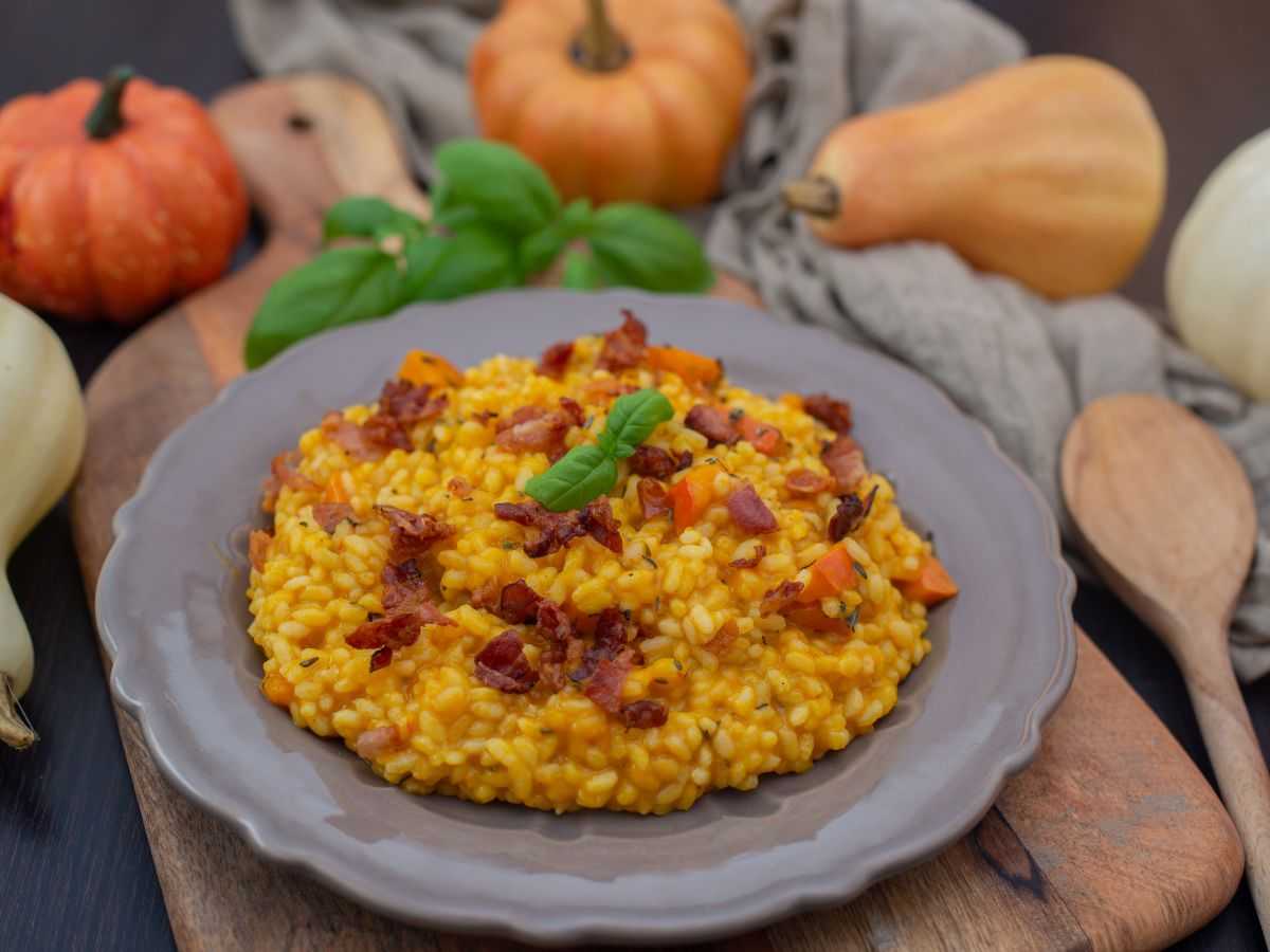 risotto con zucca e pancetta in superficie