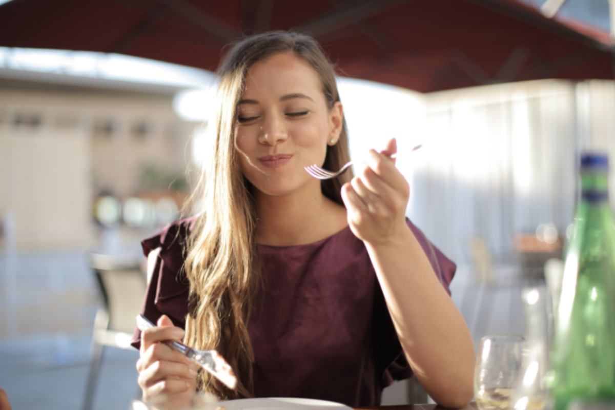 donna che mangia al ristorante