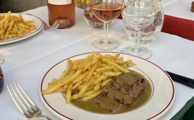 carne con salsa e patatine fritte
