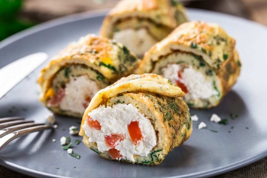 piatto con rotoli di frittata