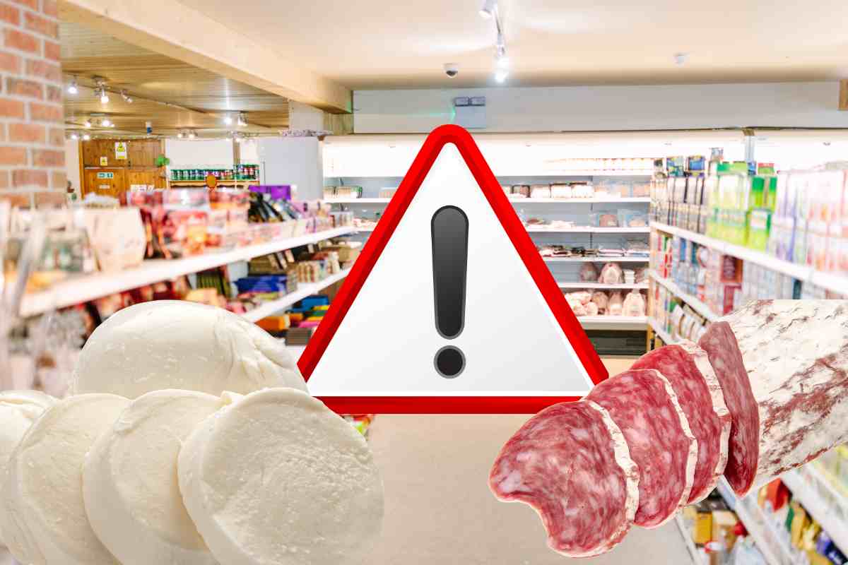 Una corsia di supermercato con un segnale di pericolo, salame e mozzarella
