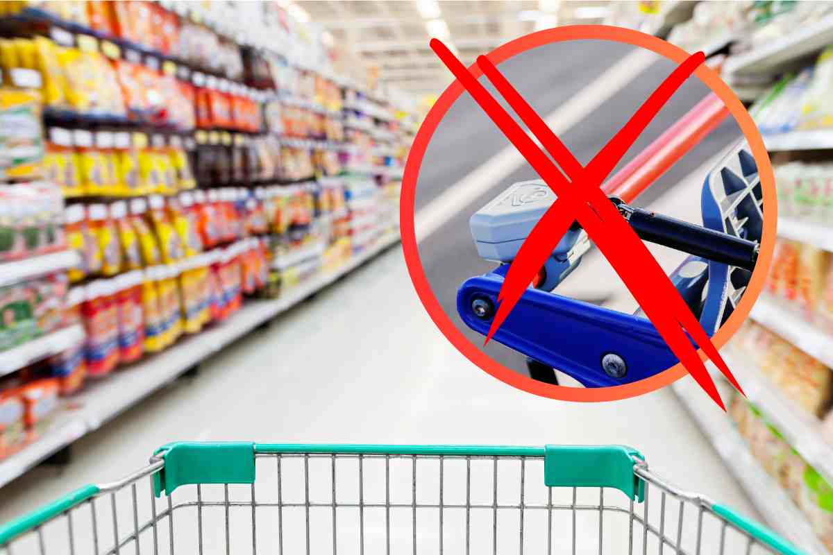 Un carrello in un supermercato ed un carrello barrato