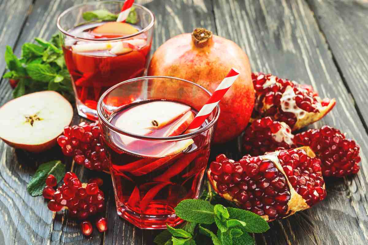 bicchieri di sangria con melograno