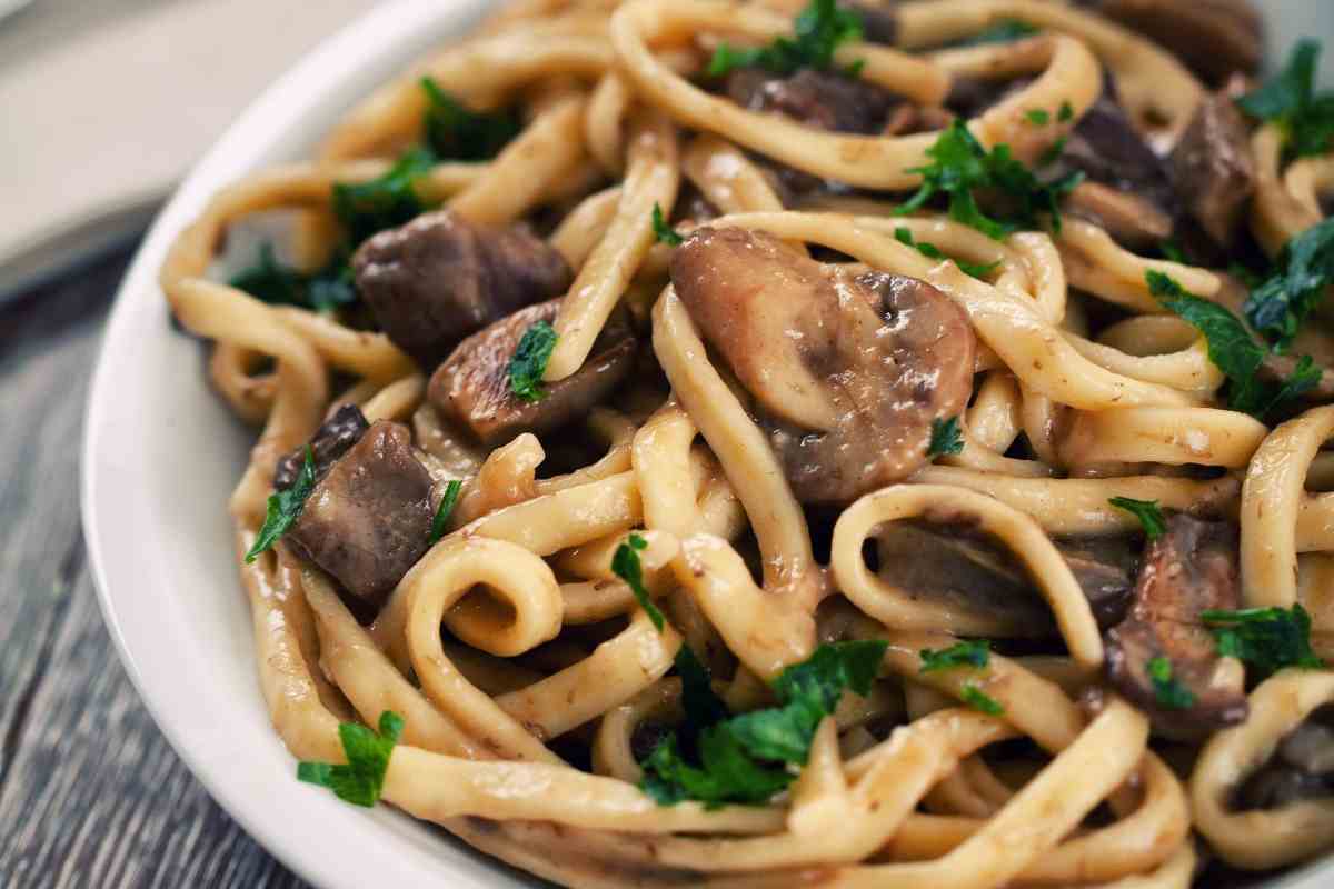 scialatelli in un piatto con sugo di funghi