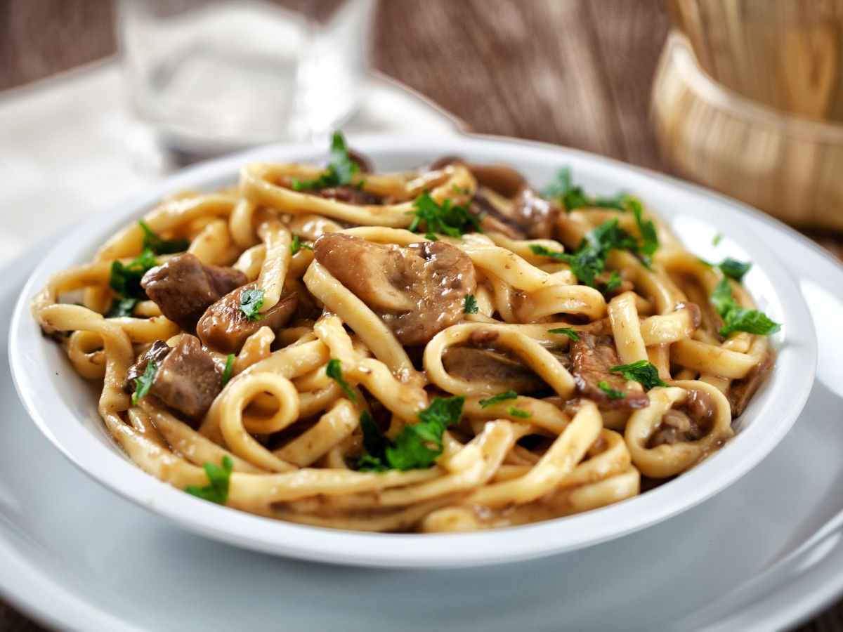 degli scialatelli con un sugo di funghi e prezzemolo
