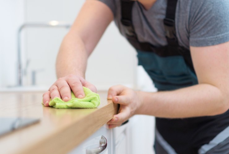 persona pulisce in cucina