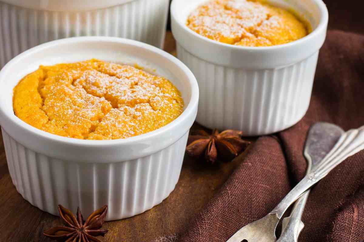 tortini morbidi di zucca dentro a cocottine di ceramica