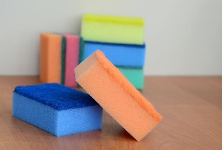 spugne da cucina colorate poggiate su un tavolo
