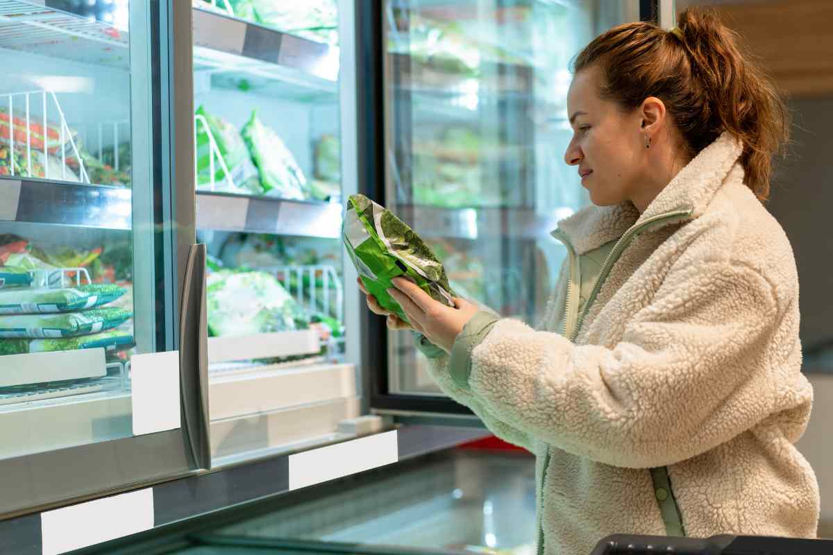 donna che prende surgelati al supermercato