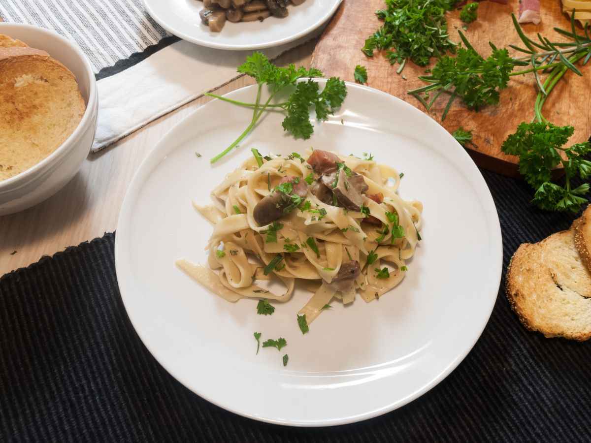 tagliatelle in un piatto ai funghi