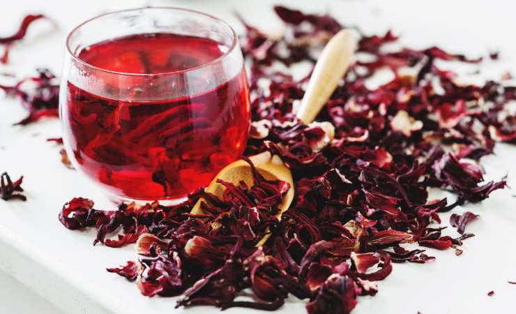 tazza di tè di ibisco e fiori essiccati
