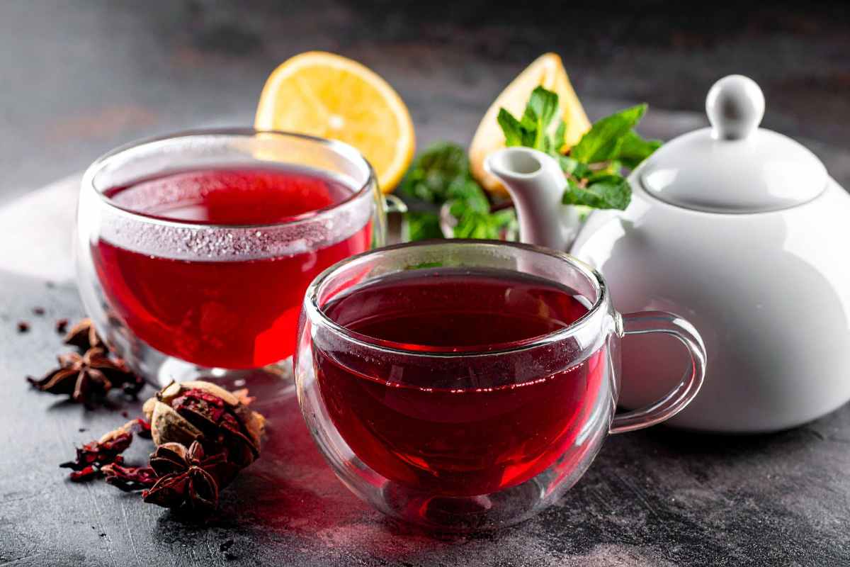 tazze e teiera di tè di ibisco