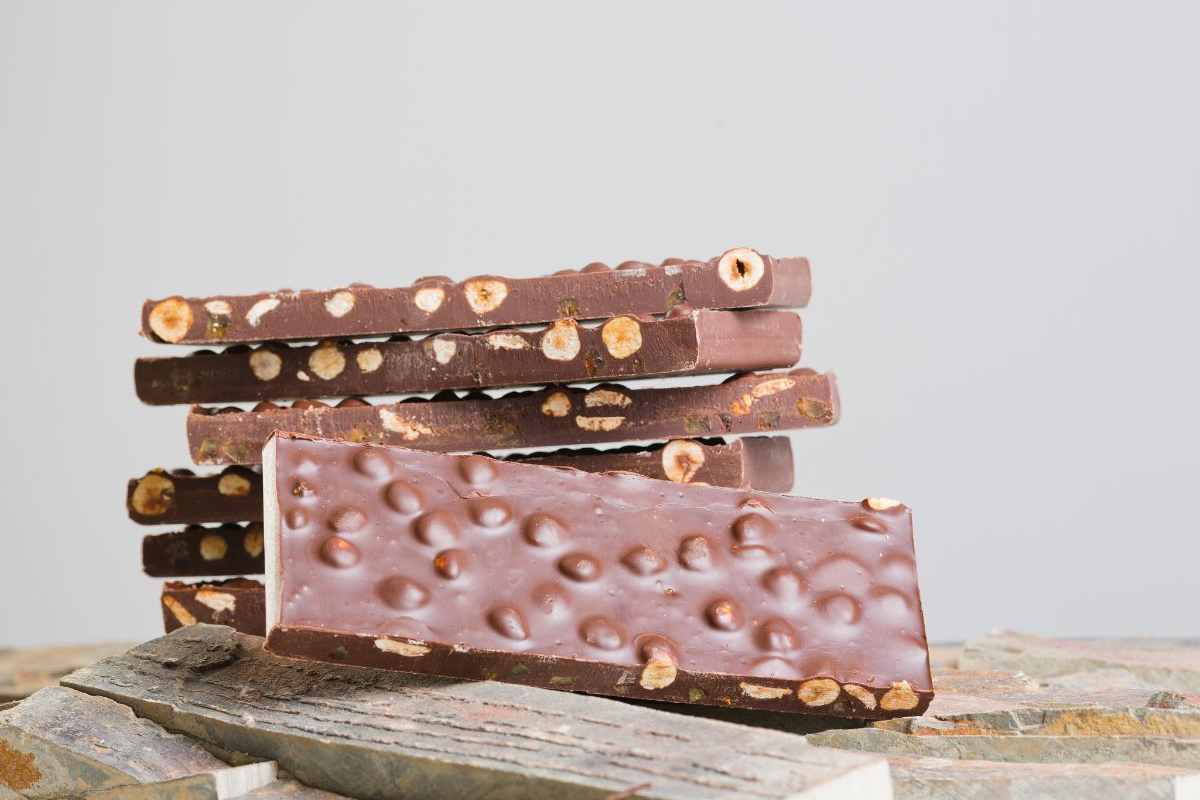 barrette di cioccolato fondente con nocciole