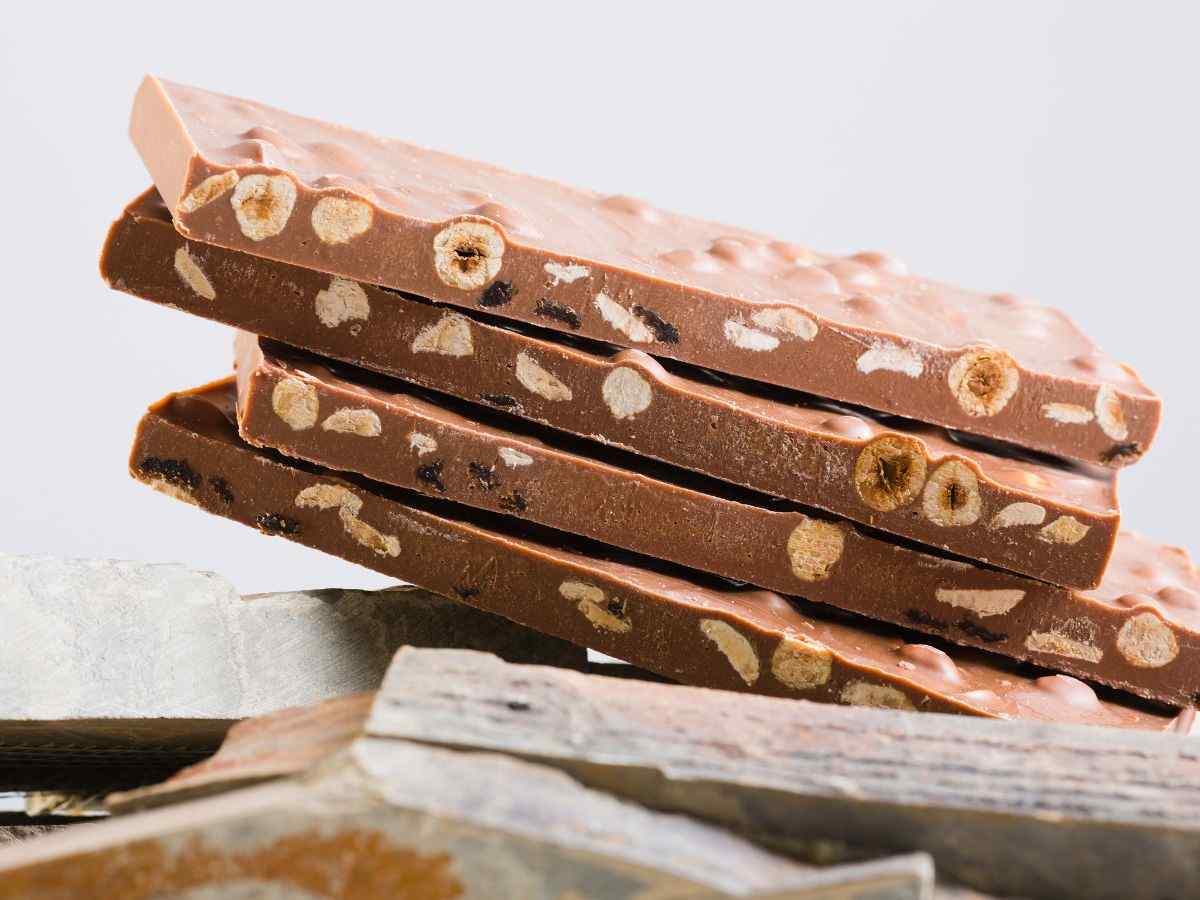 delle barrette di cioccolato con nocciole
