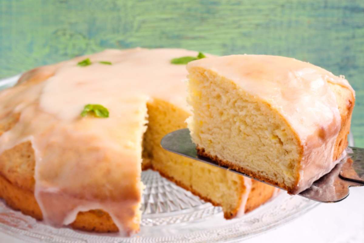 torta soffice agli agrumi ricoperta di glassa