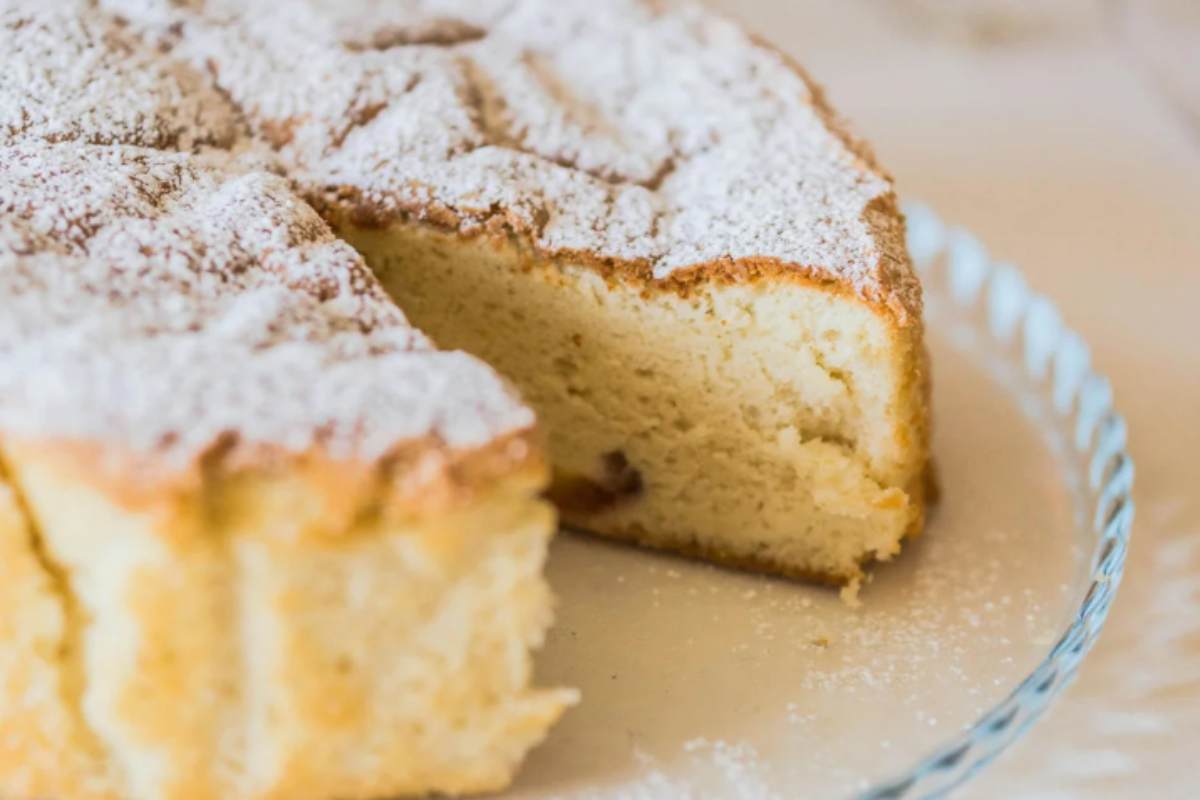 pan di spagna soffice tagliato con zucchero a velo