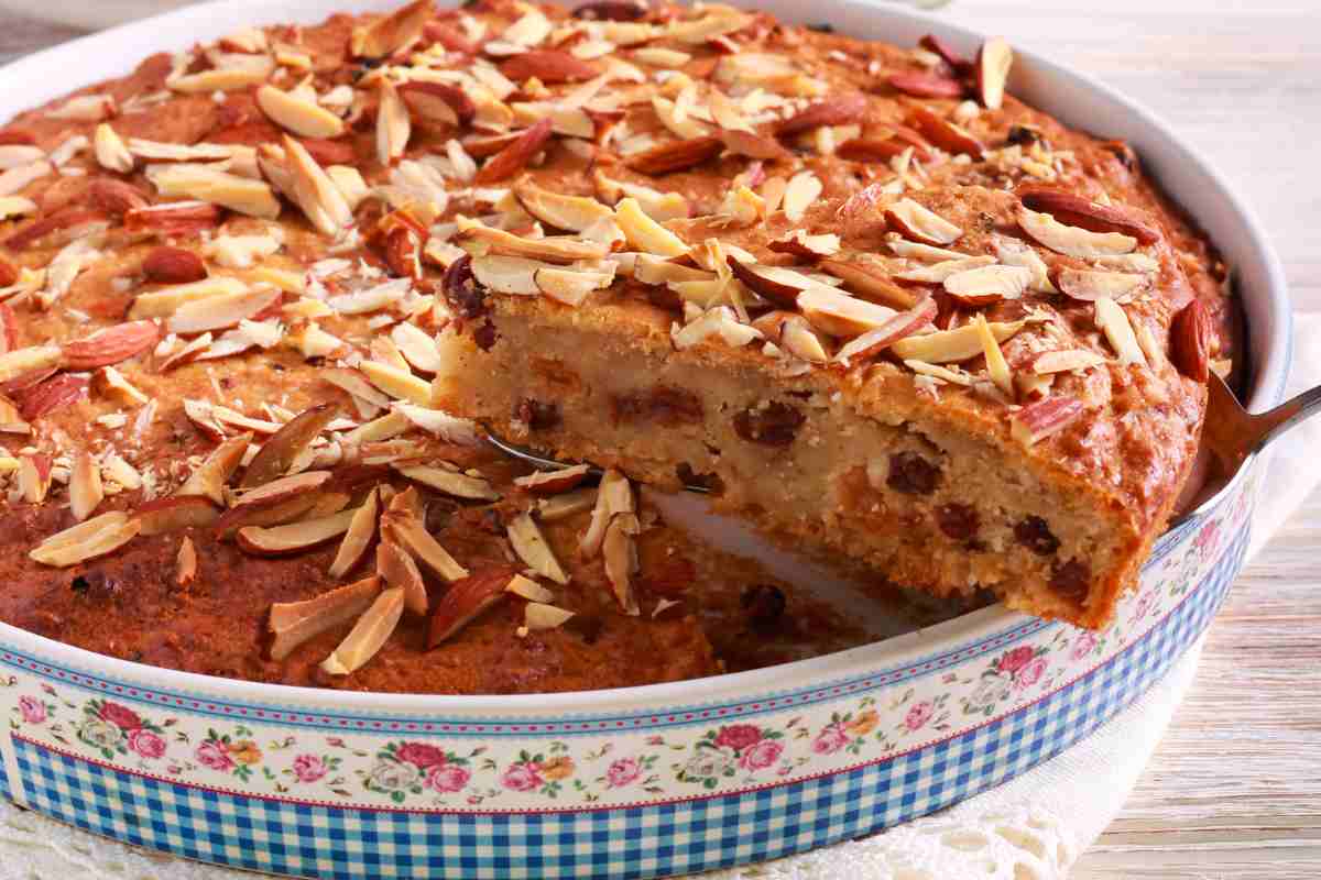 torta di mele con uvetta e mandorle