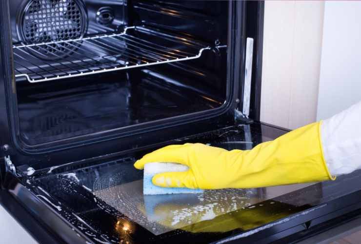 pulire il vetro del forno