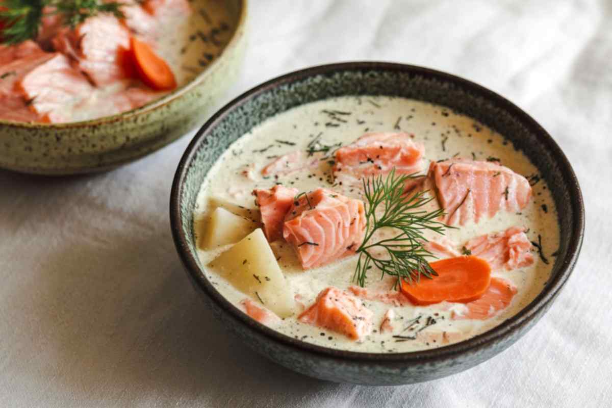 salmone dentro una ciotola con una vellutata