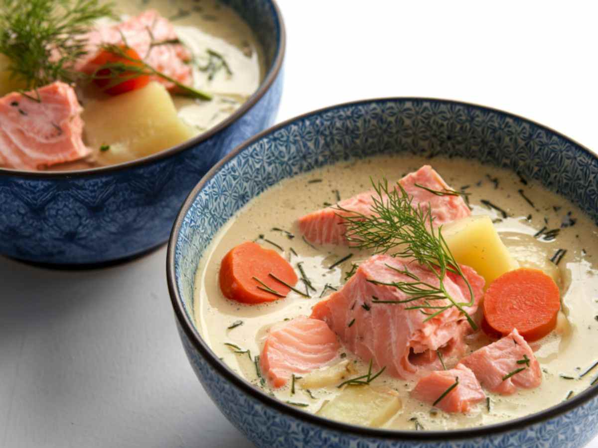 una ciotola con una vellutata e del salmone